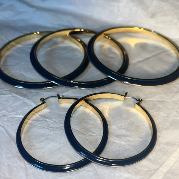 Trina Turk Large Navy Enamel/Gold Tone Hoop Earrings and 3 Matching Bracelets - Picture 6 of 6